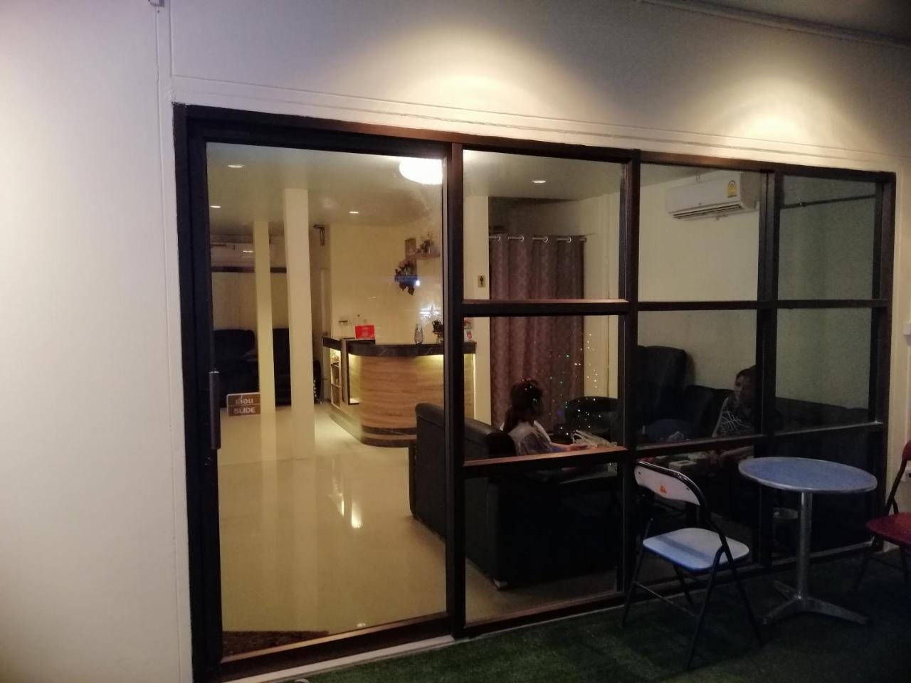 Albergue The Baan Nathong Bangkok Exterior foto